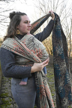 Laden Sie das Bild in den Galerie-Viewer, Yaro ringsjal - Oasis Trinity Yellow Blue Red Wool Tencel Ring Sling - 50% bomull, 30% merinoull, 20% tencel - Utförsäljning!
