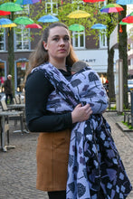 Laden Sie das Bild in den Galerie-Viewer, Yaro ringsjal - Rainfall Duo Black Lavender White Seacell Ring Sling - 90% bomull, 10% seacell - Utförsäljning!
