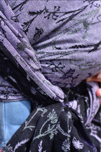 Laden Sie das Bild in den Galerie-Viewer, Yaro ringsjal - Terra Duo Black Silver Purple Bourette Ring Sling - 70% bomull, 30% bourette silke - Utförsäljning!
