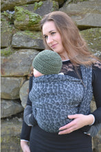 Laden Sie das Bild in den Galerie-Viewer, Yaro ringsjal - Pussycat Black Grey Ring Sling - 100% bomull
