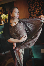 Laden Sie das Bild in den Galerie-Viewer, Little Frog Baby Wrap - Umber Lightness - 100% kammad bomull
