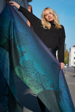 Laden Sie das Bild in den Galerie-Viewer, KOKADI Woven Baby Wrap/Vävd sjal - Deep Blue Wonderland - 50% ekologisk bomull, 49% mikromodal, 1% polyester
