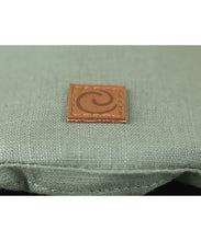 Laden Sie das Bild in den Galerie-Viewer, ISARA QuickTie Carrier - Sage Green Linen - 100% linne
