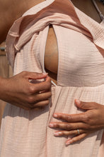 Load image into Gallery viewer, Summ&#39;her Mama Nude-Peach gravid-, och amningsmaxiklänning
