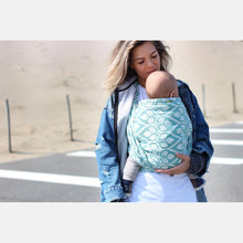 Laden Sie das Bild in den Galerie-Viewer, Yaro ringsjal - La Vita Emerald Ring Sling - 100% bomull
